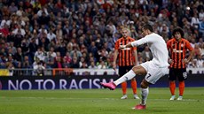 GÓL Z PENALTY. Cristiano Ronaldo z Realu Madrid skóruje proti achtaru Donck.