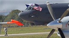 Americký bombardér B-52 na letiti v Ostrav.