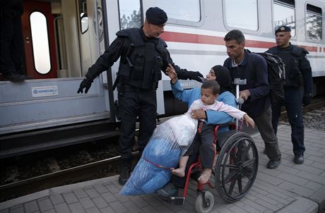 Uprchlíci nastupují do vlaku na chorvatsko - maarské hranici (23. záí 2015)