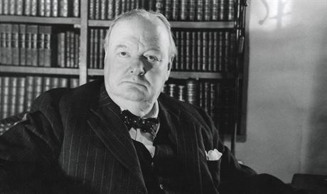 Winston Churchill patil i mezi hosty finanníka Onassise.
