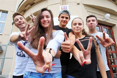 Joná, Lucie, Vlastimil, Gabriela a Luká. Studenti karlovarské obchodní...