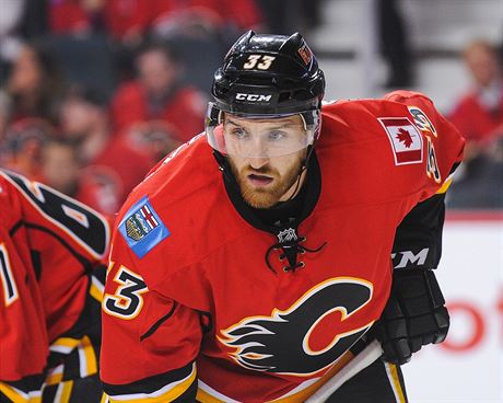 Jakub Nakládal se u v pátek moná doká premiéry v NHL, napomohly mu k tomu tragické výkony Calgary