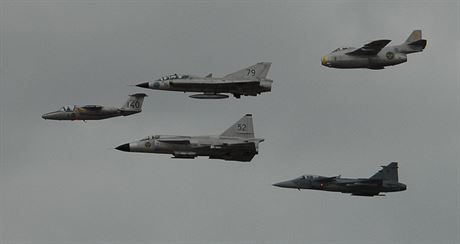 Rodinka z dílen védské spolenosti Saab na Dnech NATO v Ostrav. Z pravého horního rohu - Tunnan, Draken, Saab 105, Viggen a Gripen (ilustraní snímek)