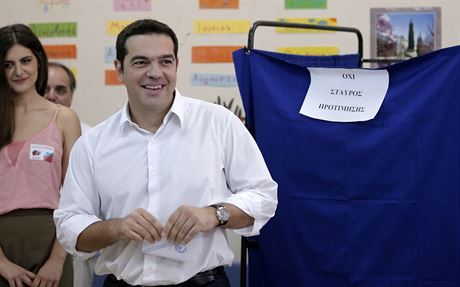 Lídr levicové Syrizy Alexis Tsipras po odchodu z volební sín (20. záí 2015)