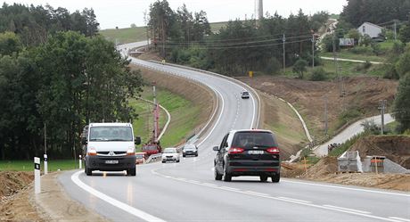 Kritizovaná nová silnice u Pocoucova na Tebísku.