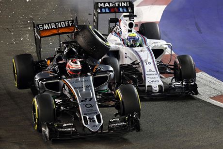 SRKA. Nico Hulkenberg (vlevo) a Felipe Massa ve Velk cen Singapuru formule...