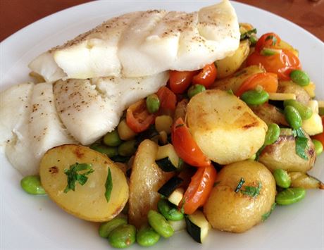 Halibut se zeleninou a peenmi bramborami.