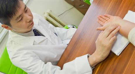 ínský léka Wang Bo ordinuje na ambulanci ínské medicíny v nemocnici v Hradci Králové (21.9.2015).