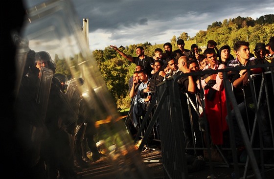 Uprchlíci na chorvatsko - slovinském přechodu Harmica (20. září 2015)