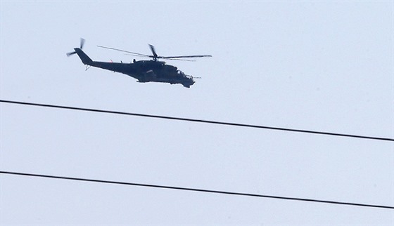 Ruský vrtulník Mi-35 Hind nad syrským přístavem Latakíja (24. září 2015)