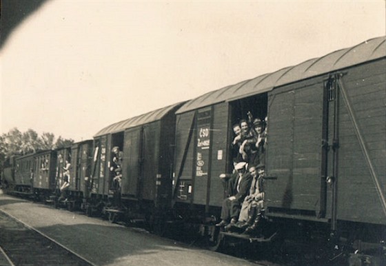 Židovští uprchlíci z Polska na nádraží v Náchodě, 1946. Fotografie z archivu...