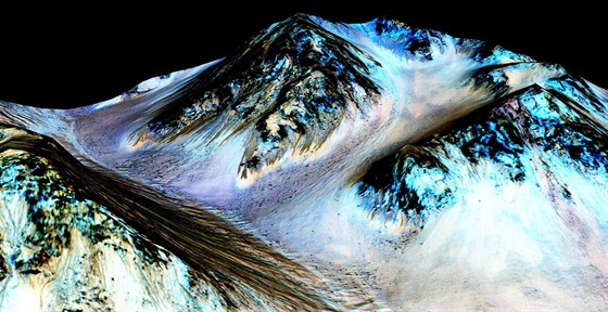 Snímek povrchu Marsu podrobený spektrální analýze, který naznauje, e tmavá...