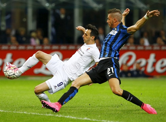 Nikola Kalini (vlevo) z Fiorentiny dává gól, Davide Santon z Interu Milán...