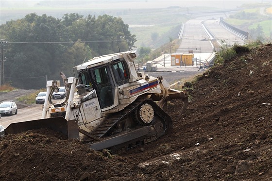 Na rozestavěné dálnici D8 u Dobkoviček začala 24. září 2015 druhá etapa sanace...