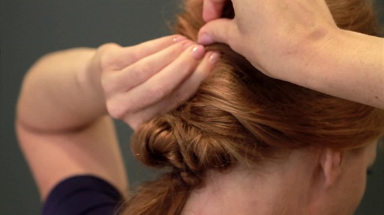 Vlasová stylistka radí, jak si umotat stylový culík nebo drdol.