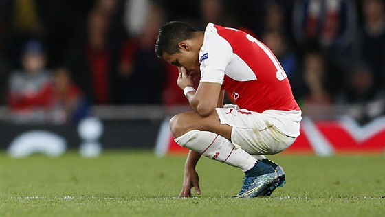 ALE NE... Alexis Sánchez z Arsenalu a jeho zklamaná reakce bhem zápasu s...
