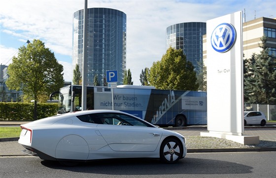 A Volkswagen XL1 ped továrnou ve Wolfsburgu.