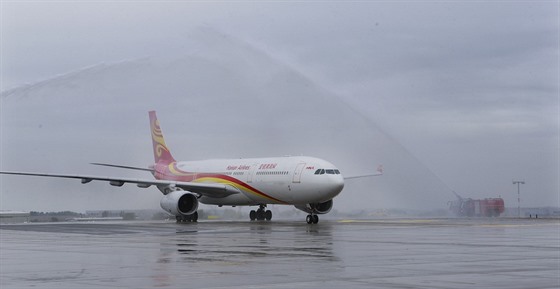Slavnostní pistání letadla Hainan Airlines na lince do Pekingu v roce 2015