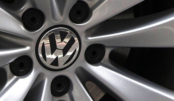Skandál Volkswagenu, který je majitelem nejvtího eského výrobce automobil koda Auto, by mohl srazit prodej voz celé skupiny.