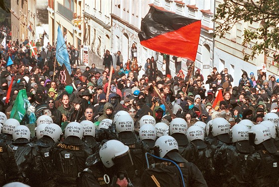 Demonstrace proti zasedání MMF a Svtové banky v Praze. (26. záí 2000)