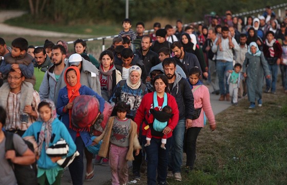 Uprchlíci pijídjí vlaky na maarsko-rakouskou hranici. Rakuané vybudovali u...