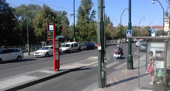 Pechod na ostrvek tramvajové zastávky Národní divadlo na Smetanov nábeí.