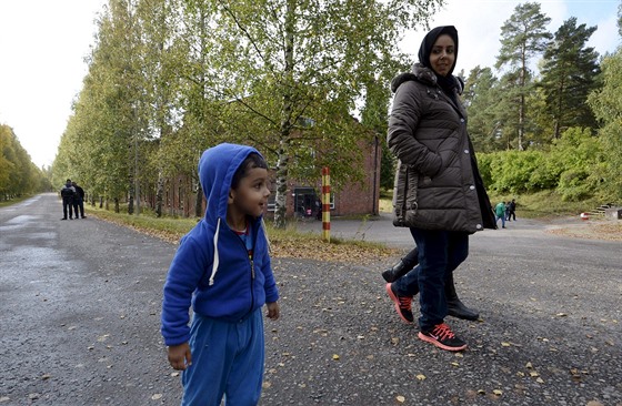 Irátí adatelé o azyl se procházejí po uprchlickém centru ve mst Lahti na...