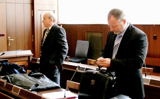 U budějovického soudu se sešli obžalovaní Jiří Kápl (vlevo) a Jiří Masák.