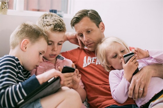 Rodiče pořizují mobily dětem především kvůli jejich bezpečí. Ilustrační snímek