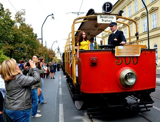 U píleitosti 140 let hromadné dopravy v Praze se vydaly v nedli na koleje...