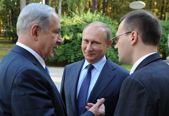 Ruský prezident Vladimir Putin (uprostřed) naslouchá izraelskému premiérovi...