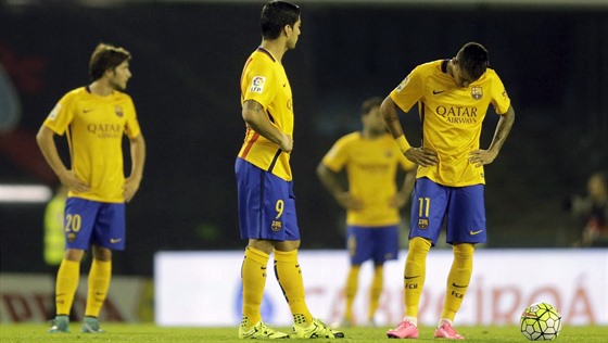 Hvzdní barcelontí útoníci Luis Suárez a Neymar (vpravo) nechápou, co se...
