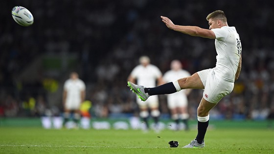 Anglická útoková spojka Owen Farrell bhem utkání MS proti Walesu pi jednom z...