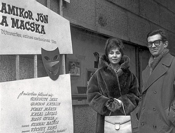 Emília Vášáryová a Vojtěch Jasný před plakátem filmu Až přijde kocour v...
