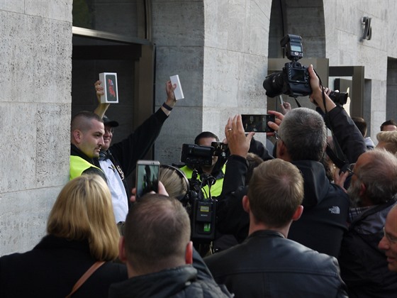 V pedveer zahájení prodeje nových iPhon se ped berlínským Apple Storem shromádilo na 400 ekajících.