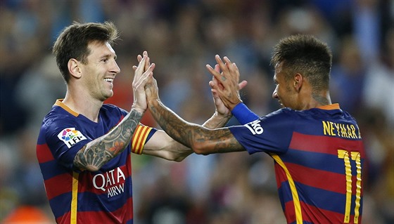 Lionel Messi a Neymar slaví gól Barcelony.