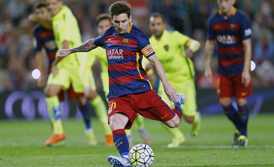 Lionel Messi z Barcelony zahrává penaltu.