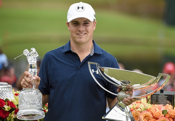 Jordan Spieth s trofejemi pro vítze Tour Championship a FedEx Cupu.