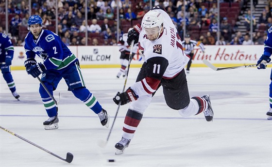 Martin Hanzal z Arizony pálí na branku Vancouveru.