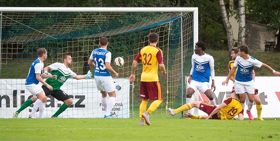 Akci fotbalist Dukly likviduje branká Michal Toma z Táborska.