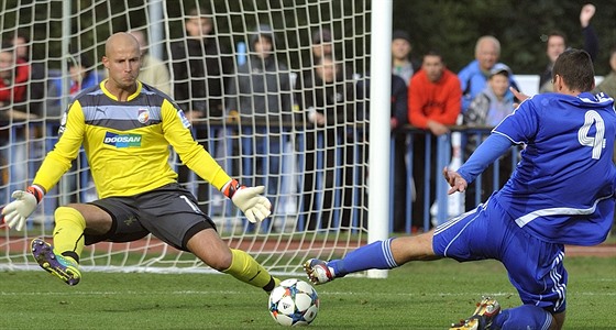 Plzeský branká Petr Bolek likviduje anci Jana Matase z Tachova.