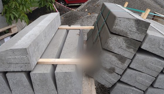 Betonové obrubníky byly naskládány na nezajitných paletách do dvou pater....