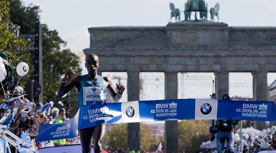 Eliud Kipchoge práv vítzí v berlínském maratonu.