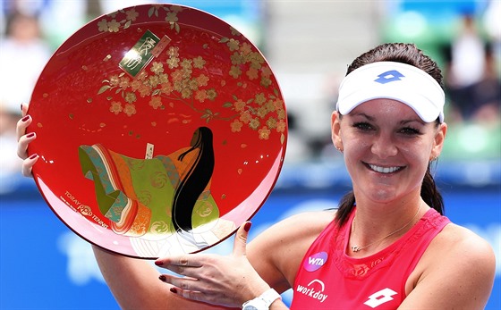 Agnieszka Radwaská s trofejí pro vítzku tokijského turnaje Pan Pacific Open