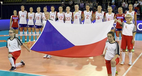 eské volejbalistky ped zápasem mistrovství Evropy 2015 se Srbskem.