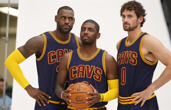 VELKÁ TROJKA. LeBron James, Kyrie Irving a Kevin Love (zleva) pózují pro...