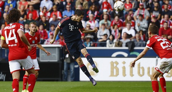 Robert Lewandowski z Bayernu Mnichov (uprosted) skóruje do sít Mohue.