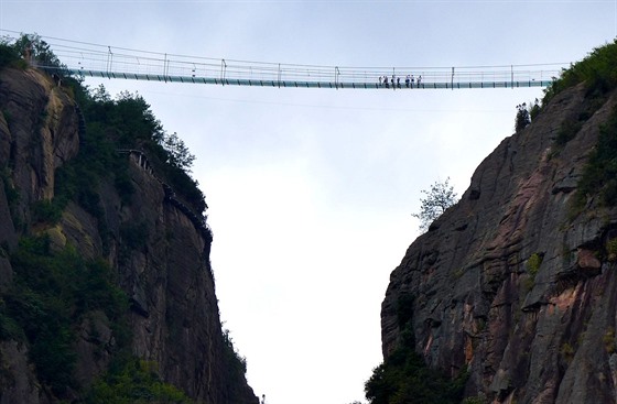 Čína otevřela v Geoparku Pching-ťiang v provincii Chu-nan nejdelší visutý most...