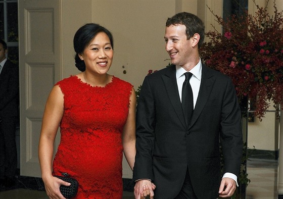 Mark Zuckerberg a jeho thotná manelka Priscilla Chanová (Washington, 25. záí...