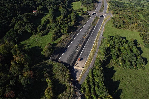 Za sesuv na dálnici dostane stát od kamenolomu desetinu škod. Původně žádal miliardu